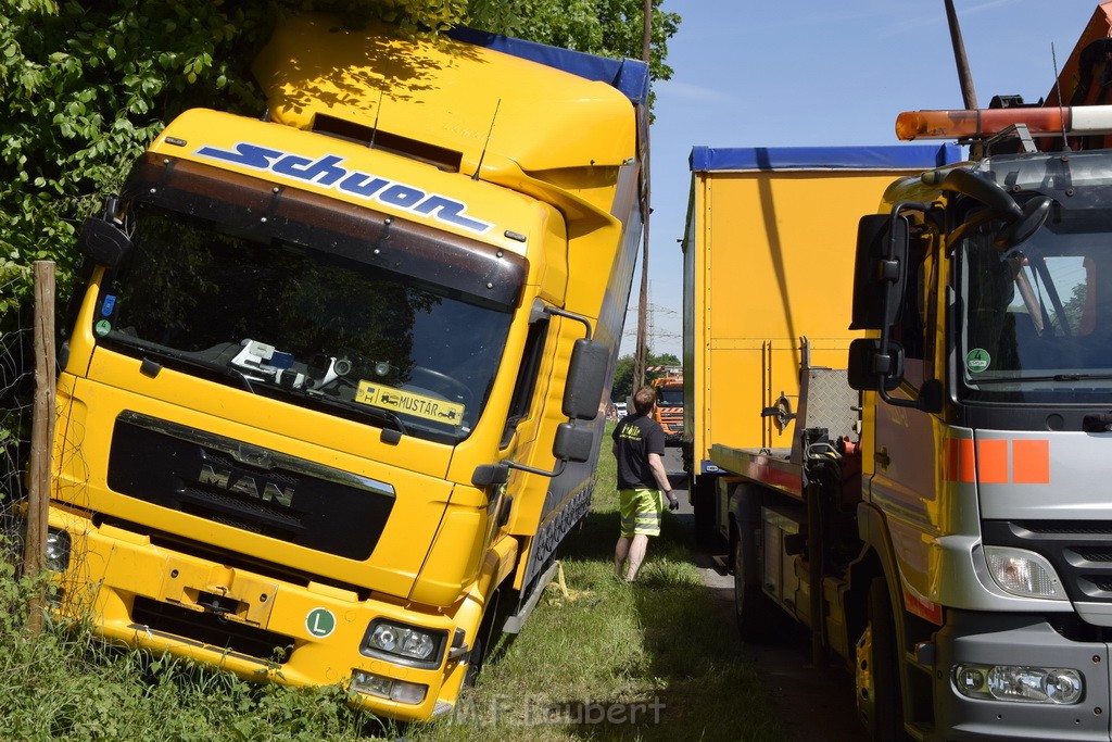 LKW in Boeschung A 3 Rich Frankfurt Hoehe Roesrath Lohmar P134.JPG - Miklos Laubert